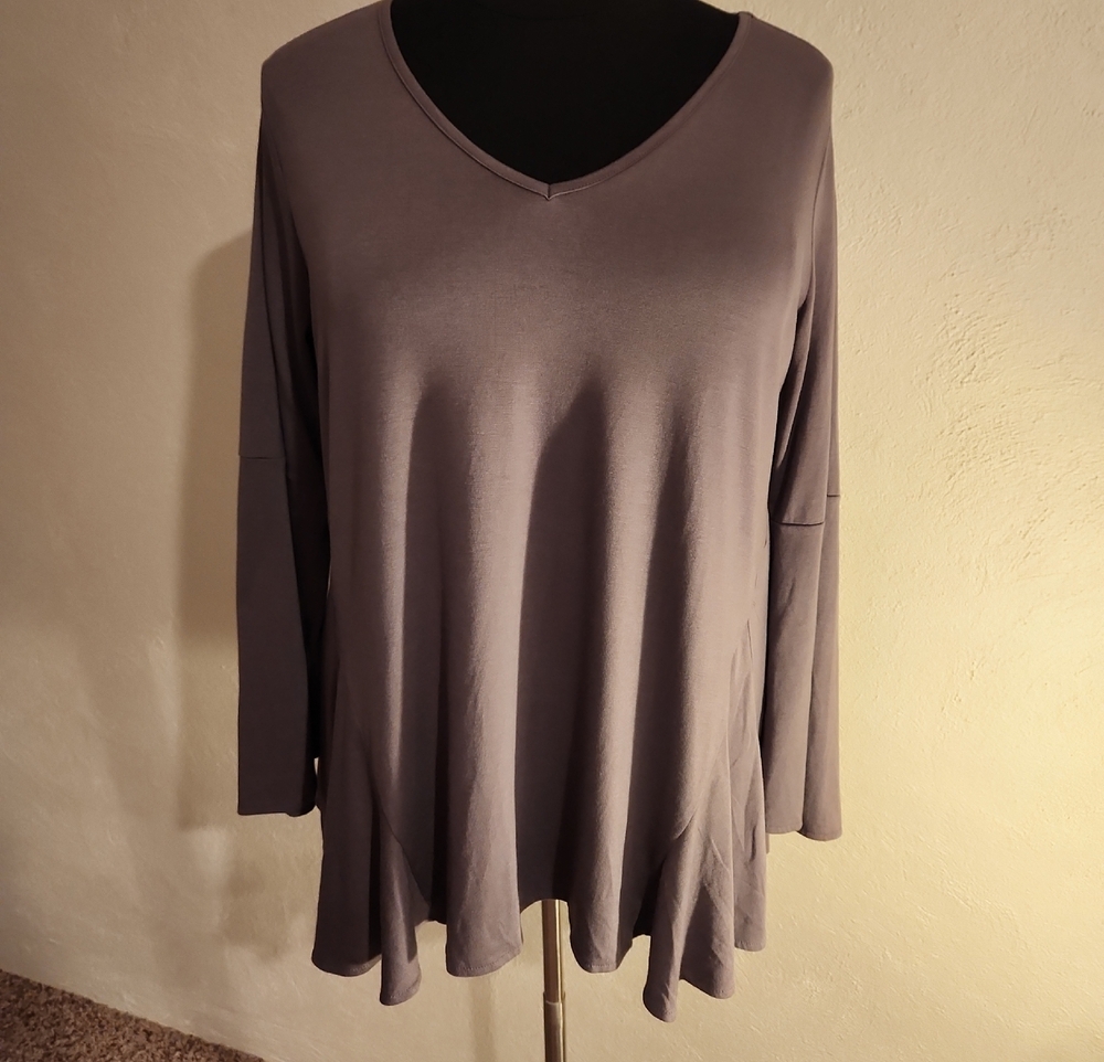 DG2 Diane Gilman Dusty Gray V-Neck Bell Sleeve Tunic 1X